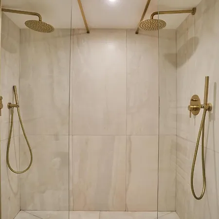 Superb Center Of By Prestige Apartment *