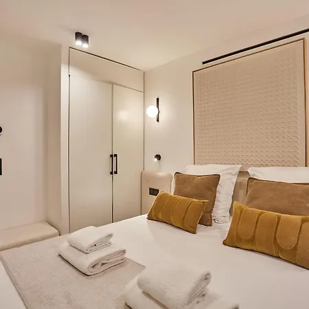 Superb Center Of By Prestige Apartment *